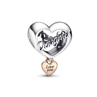 Pjesë të vogla dekoruese në formë të zemrës me shënimin "Të dua" ("Love") dhe "Vajzë" ("Daughter")