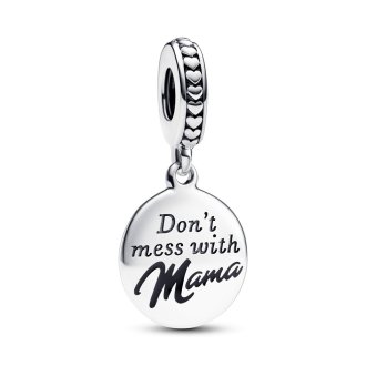 Varëse me pjesë të vogla në të cilat është gdhendur fjalë "Nënë" ("Mama")